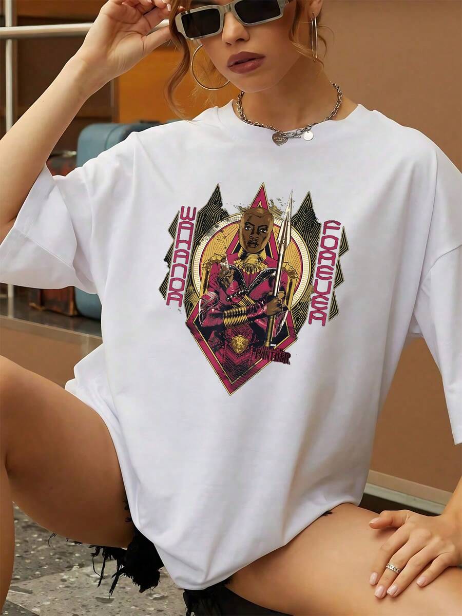 Estampado que representa la fuerza y el orgullo con una figura femenina guerrera rodeada de símbolos tribales dorados que evocan valentía y honor camiseta de mujer casual cómoda para uso diario y perfecta para expresar poder interior - Blanco - Ver 1
