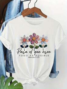 Camiseta con Diseño de Flores Silvestres Pintado a Mano - Cuello Redondo Blanco con Diseño Inspirador de "Para El Que Cree" y "TODO ES POSIBLE", con Flores en Tonos Malva Oscuro y Azul Claro y Detalles de Hojas Verdes |   Perfecto para los amantes de la naturaleza y la ropa motivadora. Solo una prenda de vestir. - Blanco - Ver 7