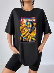 La imagen muestra a un poderoso personaje galáctico que sostiene un guante con gemas de colores simbolizando fuerza y control del universo con un fondo cósmico brillante camisetas de mujer  cómoda y moderna para uso diario - Negro - Ver 1