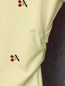 Blusa de manga corta con cintura fruncida y versátil, con estampado de cerezas en todo el diseño, para verano - Amarillo claro - Ver 3