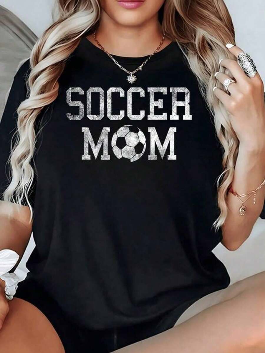Texto que celebra con orgullo a las madres aficionadas al fútbol mostrando un balón central rodeado por letras grandes y texturizadas camiseta de mujer 100% algodón 220g