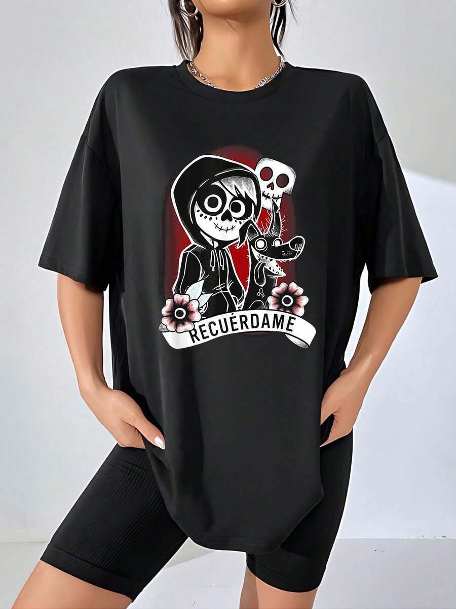 Imagen inspirada en el vínculo eterno entre el alma y el recuerdo con calavera sonriente flores y fondo rojo que simboliza amor y memoria eterna camiseta de mujer casual cómoda para uso diario - Negro - Ver 1