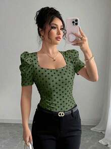 Camiseta casual de mujer, elegante y sexy, de manga corta, cuello joya, mangas abullonadas, puños fruncidos, estampado de lunares blancos y negros, silueta ajustada, adecuada para vacaciones - Multicolor - Ver 1