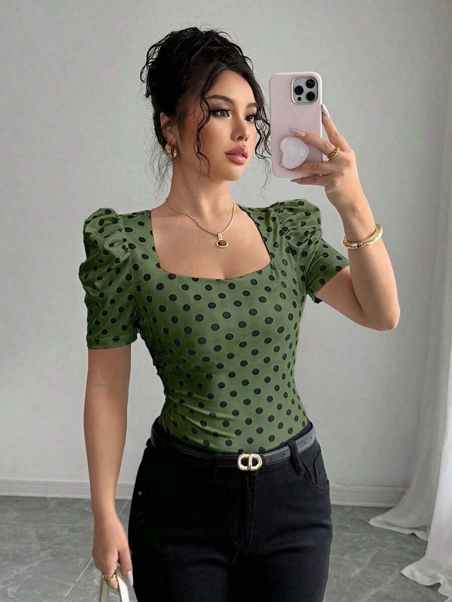 Camiseta casual de mujer, elegante y sexy, de manga corta, cuello joya, mangas abullonadas, puños fruncidos, estampado de lunares blancos y negros, silueta ajustada, adecuada para vacaciones - Multicolor - Ver 1