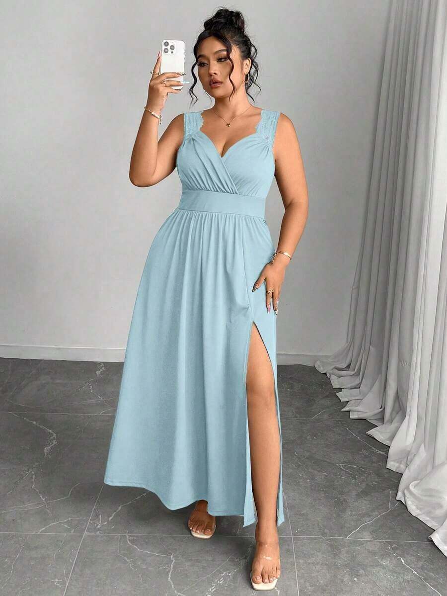 Elenzya Vestido línea A con cuello en V, contraste de encaje, tirantes finos y abertura para tallas grandes - Celeste - Ver 1