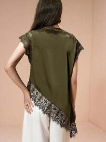 Camisa de mujer  en color caqui, de tela popelín, con parche de encaje de unicolor elegante y bajo asimétrico, elegante para citas, atuendos de verano para mujeres, blusas de verano - Verde militar - Ver 7