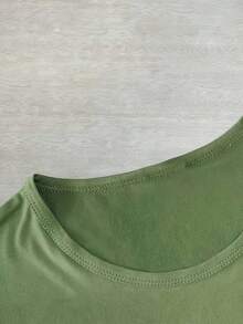 El diseño de la camiseta es "Abuela Graduada con Orgullo 2026". Es una camiseta holgada, deportiva, ideal para fiestas, linda, elegante, moderna, un buen regalo, suave, lavable a máquina, elástica, casual para el hogar, con cuello redondo y manga corta. - Verde - Ver 5
