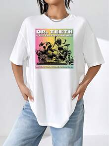 Gráfico colorido con banda tocando instrumentos y transmitiendo energía y alegría musical en un fondo degradado que evoca espíritu retro de concierto y libertad camiseta de mujer  cómoda y moderna para uso diario - Blanco - Ver 6