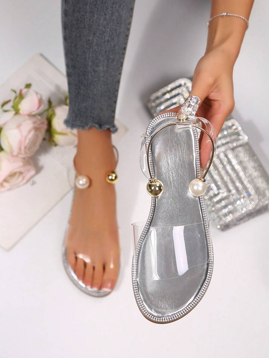 Giày sandal đế bằng hở mũi mùa hè mới, quai ngang mắt cá chân bằng kim loại đính ngọc trai trong suốt, thích hợp cho nữ đi biển hoặc du lịch. - Bạc - Xem 1