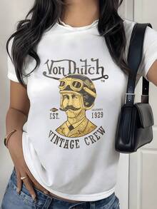 Figure Of A Woman With Vintage Glasses, A Symbol Of Adventure, Free Spirit, And Nostalgia For The Past, With Classic Lettering And Gold Tones That Evoke Retro Elegance. Modern And Casual Women's T-Shirt - 白色 - 查看 1