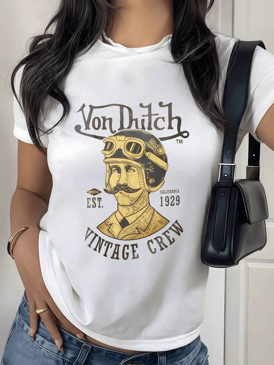 Figure Of A Woman With Vintage Glasses, A Symbol Of Adventure, Free Spirit, And Nostalgia For The Past, With Classic Lettering And Gold Tones That Evoke Retro Elegance. Modern And Casual Women's T-Shirt - 白色 - 查看 1