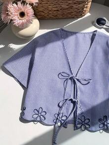 Camisa de mujer de rayas huecas con bordado y lazo para vacaciones, top de verano azul, cubrecosturas de playa; Camisa con lazo, top rojo y blanco; Top con flores 3D - Azul - Ver 6