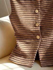 Elegante y versátil top de punto a rayas, apropiado para ir a la oficina, salir de fiesta o uso casual.Cuello redondo, sin mangas, con decoración de botones metálicos. - Caqui - Ver 5