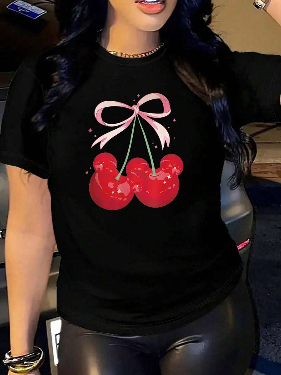 Women's Black Oversized Summer T-Shirt With Cherry Print And The Phrase "Cherry Red". Loose-Fitting Round Neck T-Shirt With A Red Cherry Design And Pink Bow. - YH320-黑色 - 查看 1
