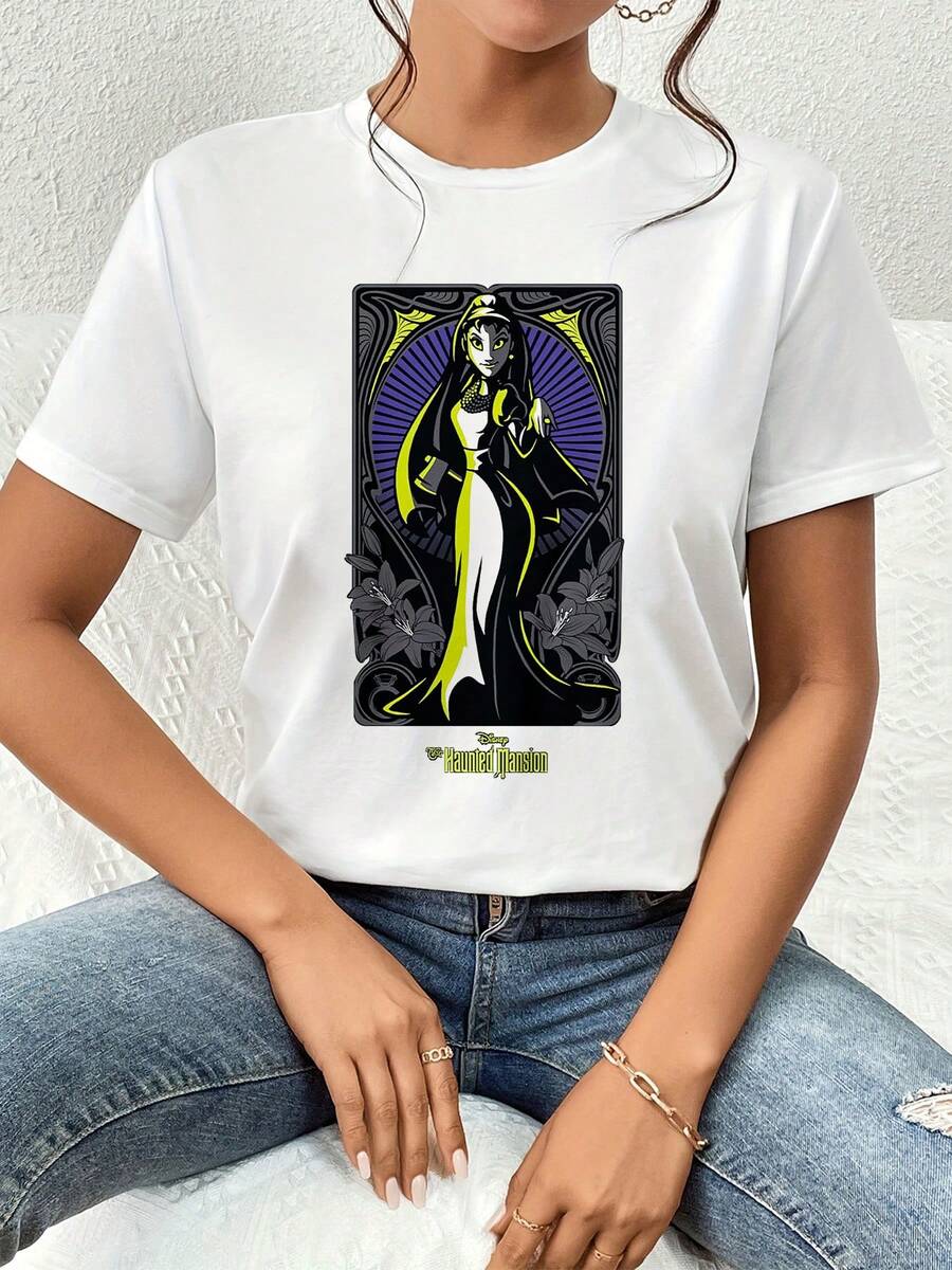 Figura mística envuelta en luz verde neón con fondo violeta que simboliza la unión entre lo enigmático y lo elegante inspirando fuerza y misterio camiseta de mujer  cómoda y moderna para uso diario - Blanco - Ver 1