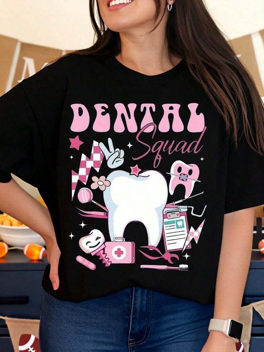 Camiseta del equipo de cuidado dental para dentistas e higienistas dentales, color rosa y con diseño gráfico de cepillo de dientes y herramientas dentales, regalo divertido para profesionales de la odontología. - Negro - Ver 1