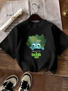 La imagen muestra un divertido insecto azul saliendo de un fondo verde junto a la frase born to be wild que transmite energía libertad y un espíritu aventurero ideal para quienes disfrutan de la naturaleza camiseta de mujer  casual y cómoda para uso diario - Negro - Ver 2