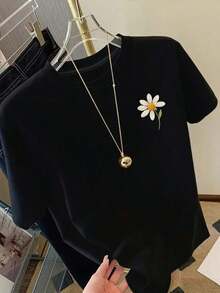 Camiseta de manga corta de talla grande para mujer - Camiseta básica casual de corte holgado, elegantes tops de poliéster, camiseta de manga corta con estampado floral en la parte delantera y trasera - Margaritas, estampado floral moderno - Camiseta estampada de primavera/verano para mujer, artículo de moda transpirable y cómodo. - Negro - Ver 3