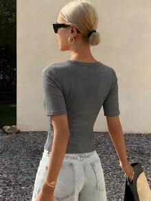 Camiseta de manga corta casual de mujer con cuello cuadrado y acanalado, ajustada - Gris Oscuro - Ver 2