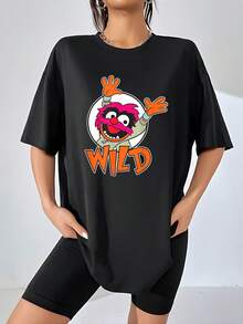 Gráfico colorido con un monstruo divertido levantando las manos y la palabra WILD que simboliza energía libertad y alegría ideal para espíritus aventureros camiseta de mujer  cómoda casual para uso diario - Negro - Ver 1