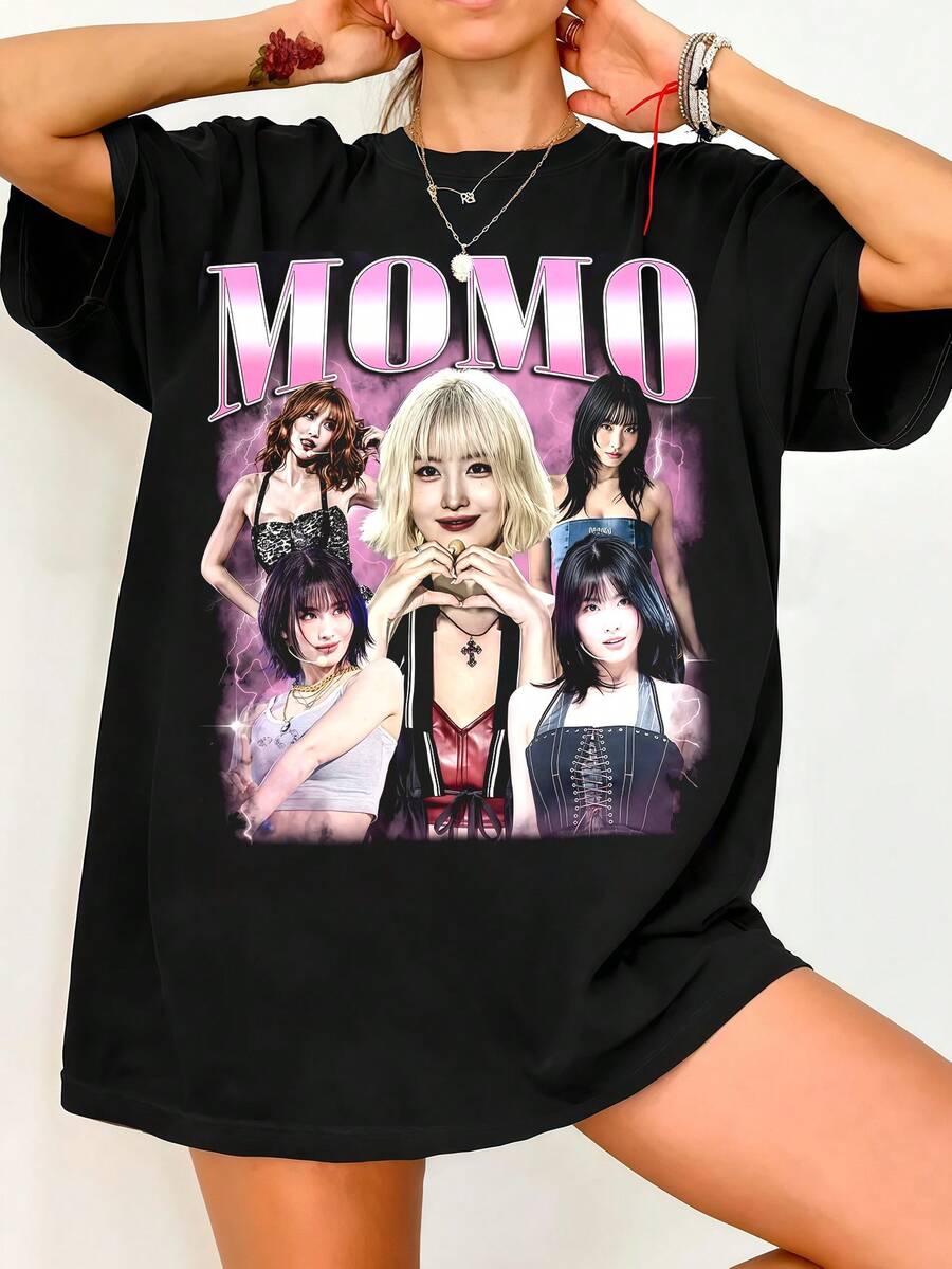 Twic.e Momo Retro World Tour T-shirt, K-Pop-gruppgrafik. Svart bomulls-t-shirt med kort ärm och vintagetryck. - Svart - Visa 1