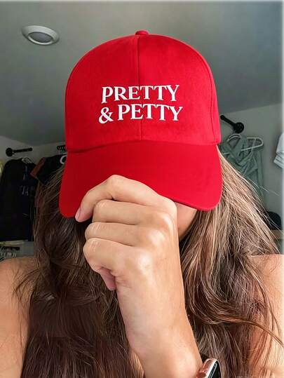 1顶“PRETTY & PETTY”标语棒球帽，个性十足，适合女孩外出/购物/咖啡馆/约会/聚会/运动等场合佩戴