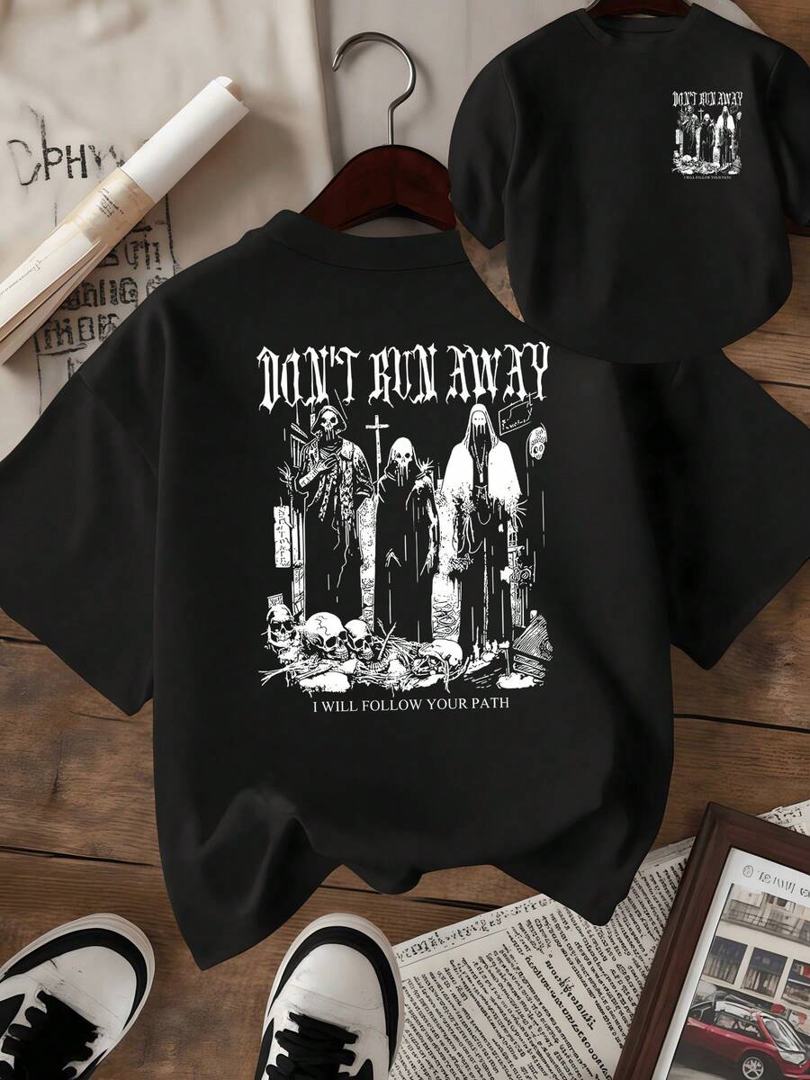 Símbolos místicos que representan figuras encapuchadas en un sendero rodeado de cráneos y cruces mostrando la conexión entre la vida y la muerte con mensaje de valentía y reflexión camiseta de mujer con estampado doble innovador y moderno - Negro - Ver 1