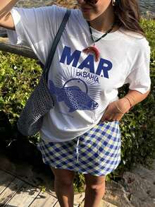 Esta colección de camisetas básicas para mujer incluye camisetas con letras divertidas y camisetas casuales nuevas, que incorporan elementos de moda populares como # Ropa de uso diario (OOTD) # Vibraciones de Verano # Estética y # Estilo Costero. Versátil para el uso diario, cómoda al tacto, fotogénica y adecuada para diversas ocasiones, combina a la perfección estilos retro americanos, vacaciones en la playa, casual relajado y desenfadado. Ya sea para unas vacaciones de verano en la playa, una pausa para el café, una noche de chicas, ir al colegio, ir de compras, un picnic, un festival de música o una salida a la playa, se adapta a todo. Es una prenda esencial para crear looks de belleza primaverales/veraniegos y dominar  como # Estilo Retro # CasualChic y # Estética Costera. GGAD - Blanco - Ver 1