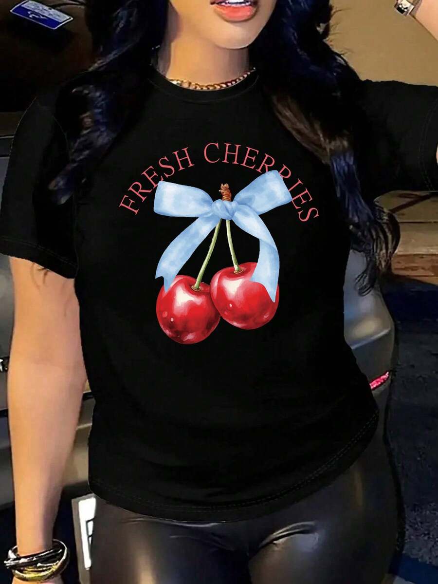 Oversized White T-Shirt With Cherries And A Blue Bow, Ideal For Casual Summer Outfits. Loose-Fitting Youth T-Shirt With A "Fresh Cherries" Cherry Design, A Flirty Style To Combine With Jeans Or Shorts. Summer T-Shirt With A Cherry Graphic And Text, A Feminine And Flattering Style. - YH433-黑色 - 查看 1