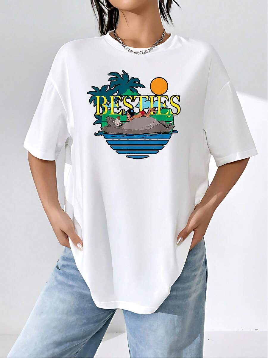 La imagen muestra a dos amigos descansando juntos bajo palmeras con el sol al atardecer simbolizando amistad, relajación y alegría compartida camiseta de mujer casual de corte cómodo suave ideal para uso diario - Blanco - Ver 1