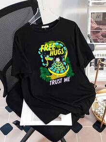 Gráfico de serpiente colorida abrazando a un gato con palabras divertidas que transmiten humor y confianza camiseta de mujer  cómoda y casual para uso diario - Negro - Ver 3