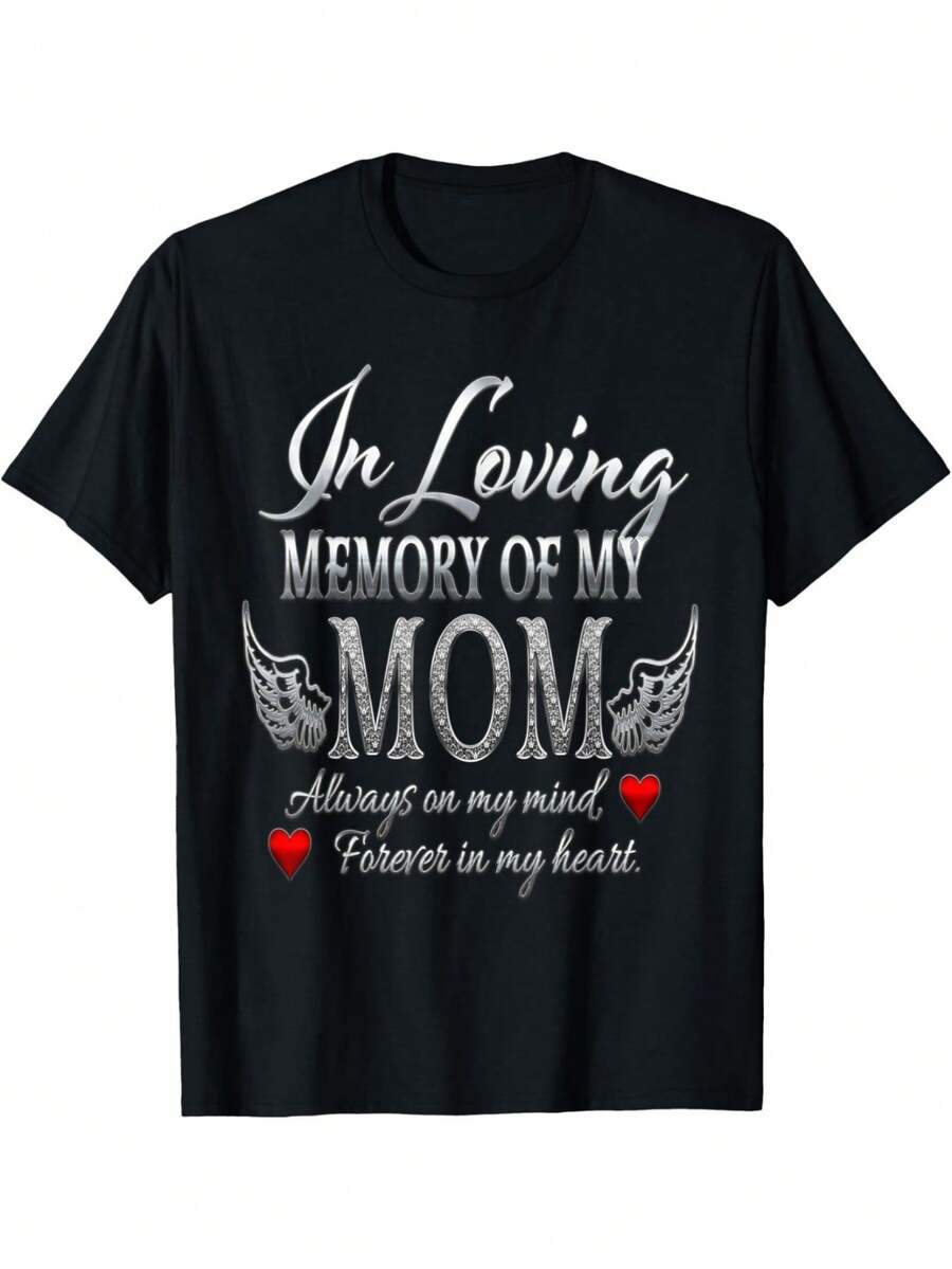 Elegante Camiseta Diaria [Talla Grande] Unisex Negra Casual Estampada - Diseño con la frase "Siempre Recordando a Mi Mamá", con fuentes cursivas y negras, adornada con alas plateadas y adornos de corazón rojo, junto con las palabras "Siempre en Mi Corazón" y "Para Siempre en Mi Corazón", un ajuste cómodo adecuado para todas las estaciones, Camiseta de Moda Chic. - Negro - Ver 1