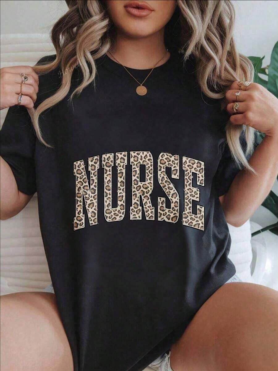 Camiseta Casual de Manga Corta para Mujer Estilo Vintage - Diseño con Estampado de Leopardo y Texto de Enfermera sobre Camiseta Blanca, Cuello Redondo, Top de Verano, Lavable a Máquina, Camisetas para Mujer, Ropa Casual, Estilo Moderno, Ajuste Cómodo
BlackFashion - Negro - Ver 1