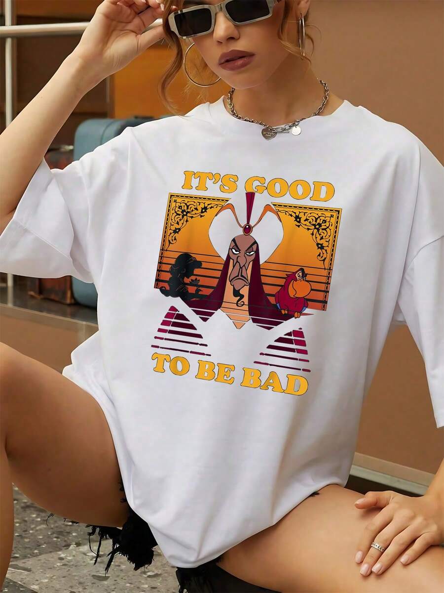 Figura central con expresión desafiante inspirada en la dualidad entre lo bueno y lo malo sobre fondo dorado con detalles artísticos camisetas de mujer casual cómoda para uso diario y perfecta para mostrar confianza y personalidad - Blanco - Ver 1
