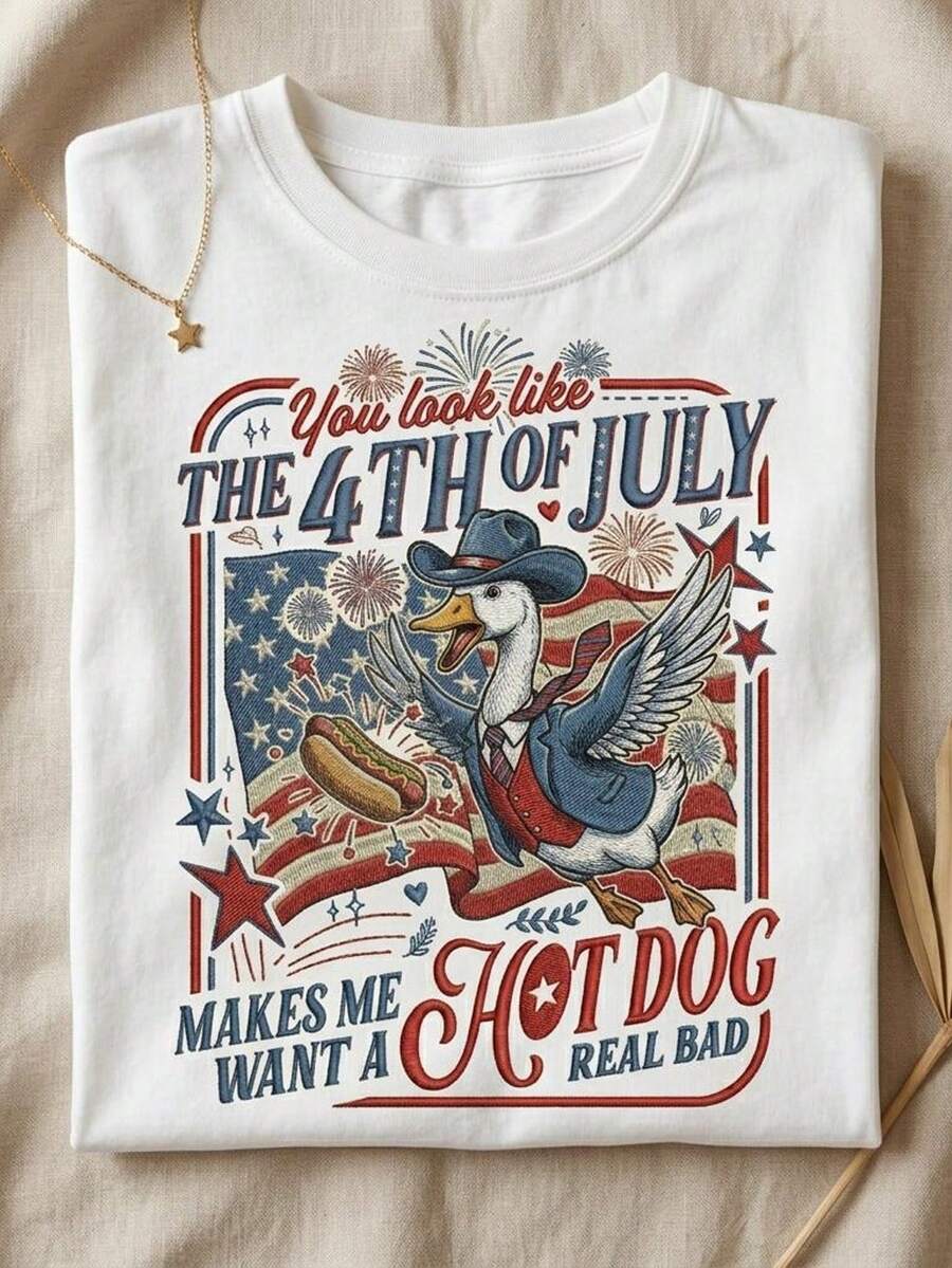 Funny Goose T-Shirt For The 4th Of July. You Look Like The 4th Of July Hot Dog. Patriotic Phrase Embroidered In Faux Embroidery. Independence Day Gift. Unisex 220g Pure Cotton T-Shirt. Ideal Weight For All Seasons, Suitable For Both Men And Women. Durable, High-Quality Fabric, Soft To The Touch And Long-Lasting. Breathable Top. Suitable For Women's Spring And Summer, Holidays, Mother's Day, And Independence Day. - 白色 - 查看 1