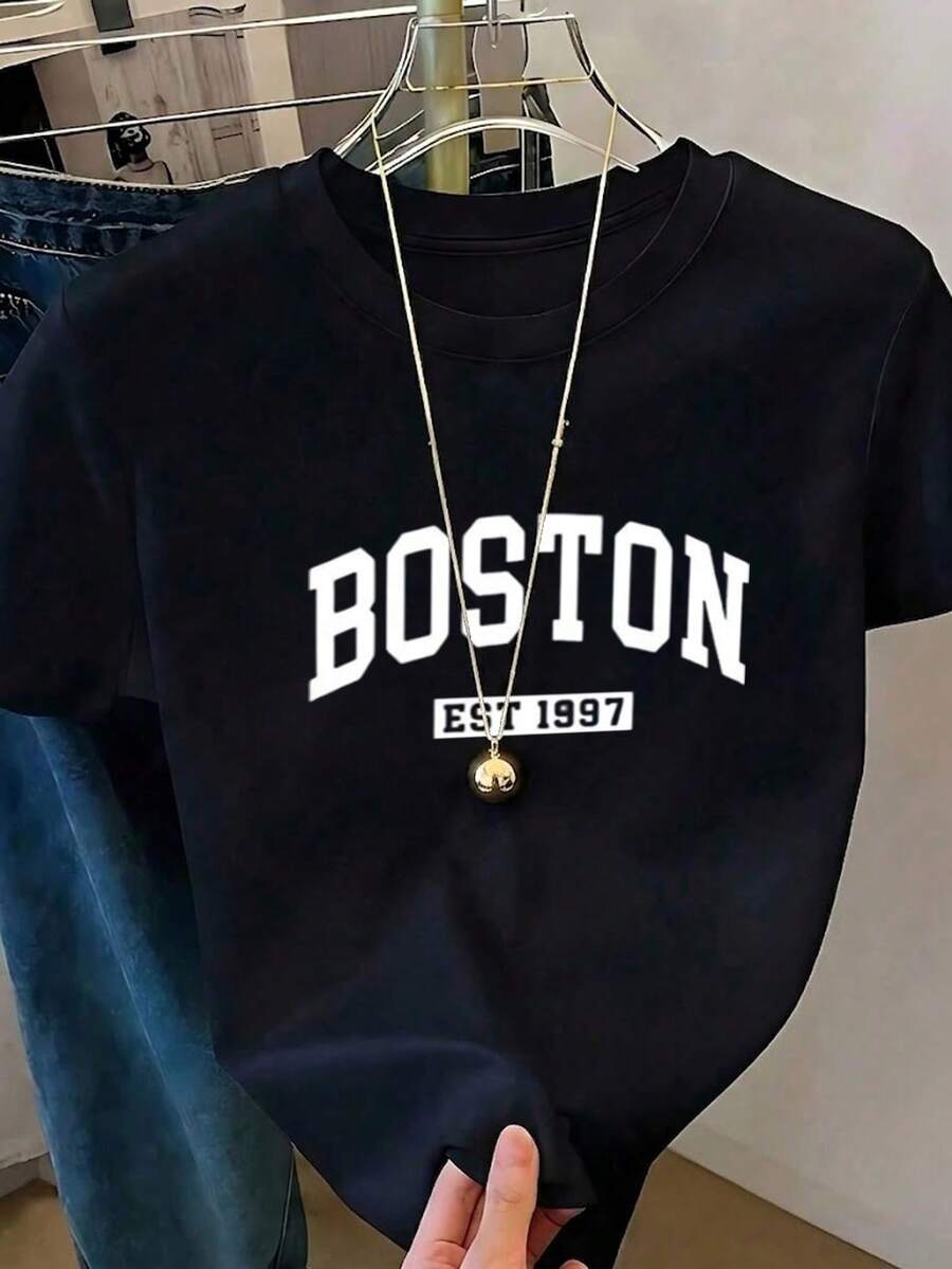 1 Pieza Ajuste Regular Casual Playera de Manga Corta para Mujer Estilo Retro Americano Colegial Deportivo Moda Urbana Estampado Gráfico Tipográfico Llamativo Texto de Ciudad "BOSTON" Letras Grandes en Arco Fuente Universitaria Acompañado de "EST 1997" en Bloque Rectangular Diseño Minimalista Vintage Cuello Redondo Clásico. Envío directo desde nuestro almacén local, modelo para parejas, ideal para llevar en pareja.