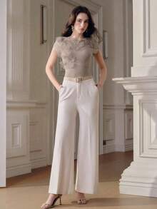 Blusa de mujer elegante y moderna con cuello redondo, manga corta, decoración de flores 3D y perlas, nueva blusa de verano en color marrón - Marrón Mocha - Ver 5