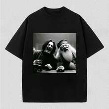 Camiseta gráfica de estilo vintage com estética de fantasia de bruxos, design unissex oversized de manga curta, confeccionada em tecido de algodão macio e com um visual urbano e casual de verão. - Preto - Ver 2