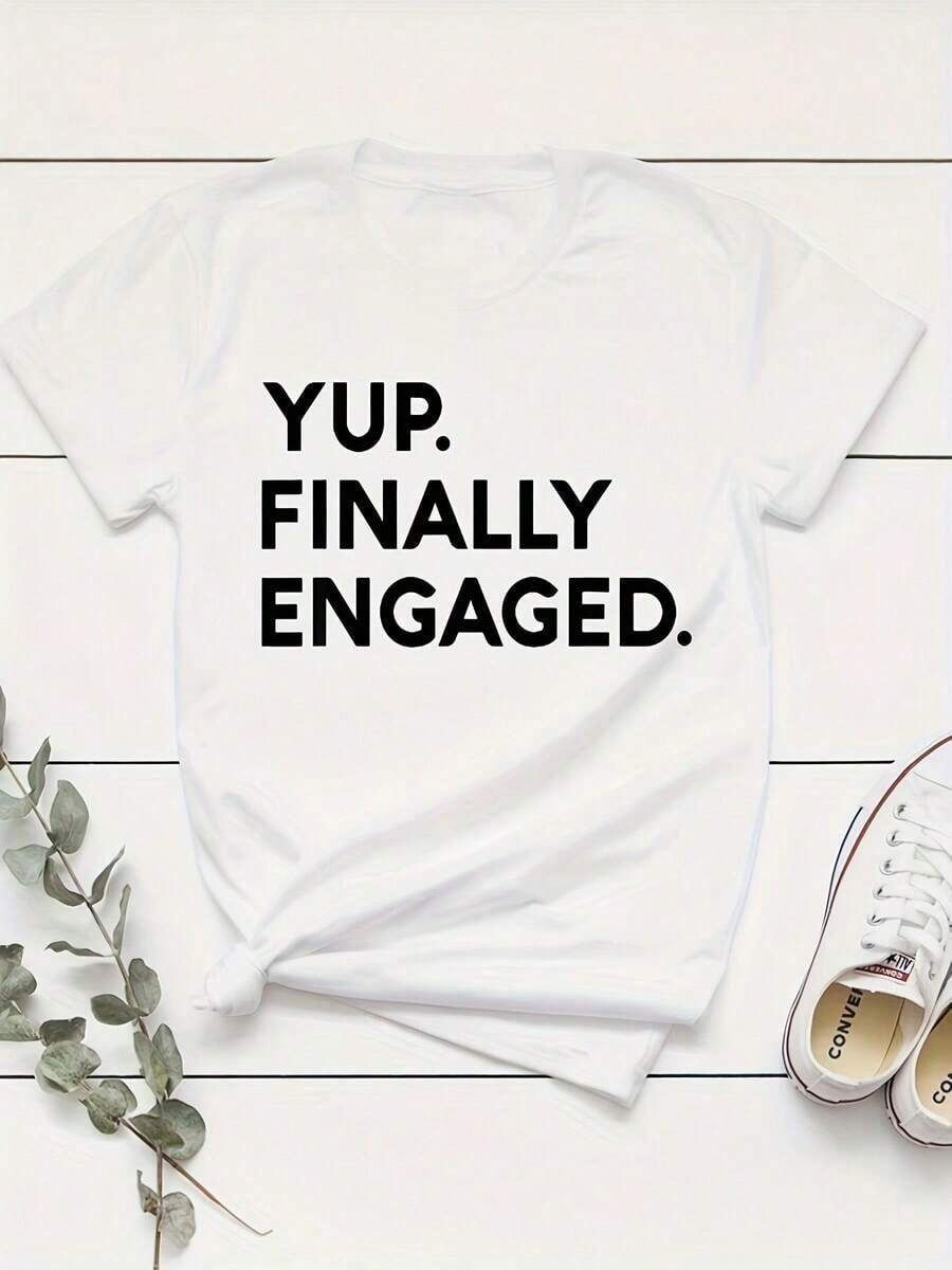 Ropa Casual para Mujer "YUP."Camiseta con Estampado "POR FIN FELICITADOS" - Blanca con Letras Negras, Cuello Redondo, Manga Corta, Lavable a Máquina, Corte Regular para Ropa Casual y Celebraciones de Compromiso, Ropa para Fiesta de Compromiso|   Letras en la parte superior|   Impresión de alta calidad - Blanco - Ver 1