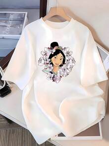 Retrato de mujer rodeada de flores de cerezo simbolizando belleza serena y renovación interior con detalles artísticos y tonos suaves camiseta de mujer  cómoda transpirable perfecta para uso diario y combinación casual - Blanco - Ver 3