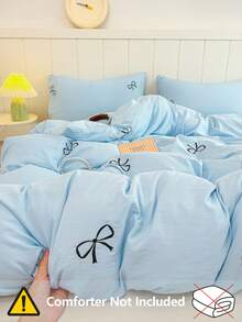 Bộ 3 món ga trải giường thêu nơ AB, màu trơn, họa tiết dễ thương, chất liệu 100% polyester. Bộ gồm: 1 ga trải giường có 4 dây buộc góc và khóa kéo + 2 vỏ gối (không kèm ruột gối). Thích hợp cho đám cưới/phòng ngủ/ký túc xá (nam/nữ)/du lịch. - Màu xanh nhạt - Xem 3