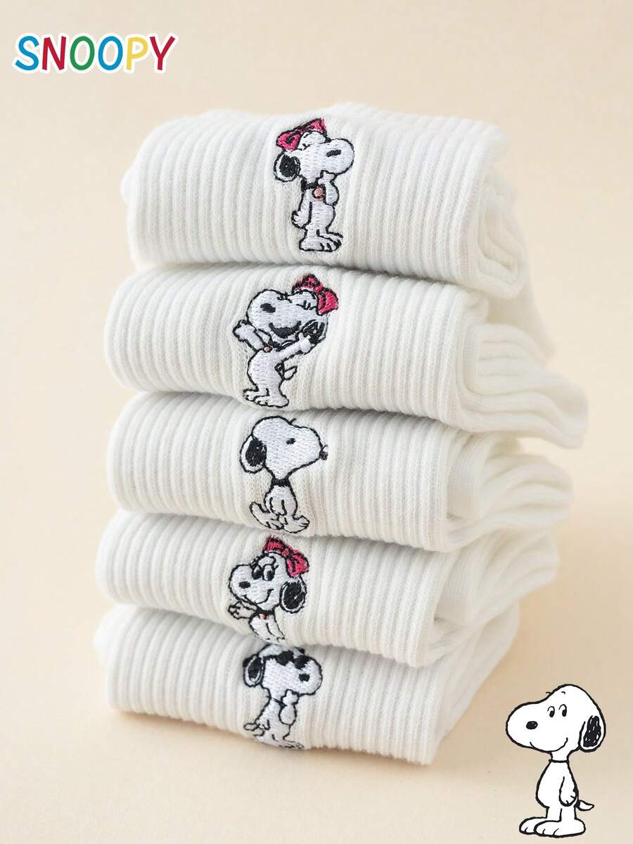 5 đôi tất cổ cao dành cho nữ, thuộc dòng Snoopy, thêu họa tiết chú chó hoạt hình dễ thương. Phù hợp cho mọi mùa, có cả size châu Âu và Mỹ. Được làm từ chất liệu cao cấp, thoải mái và bền bỉ, hoàn hảo để mang hàng ngày mà không gây cảm giác bí bách. - trắng - Xem 1