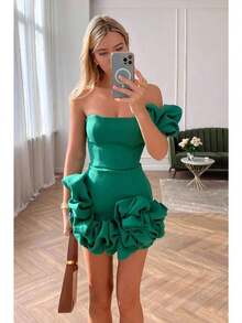A Short, Fitted Dress With Irregular Ruffles And A Cinched Waist. - 酒紅色 - 查看 1