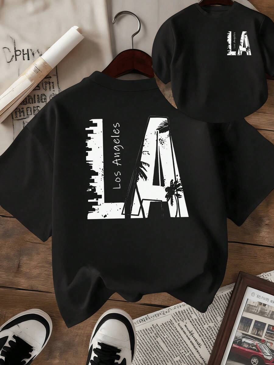 Reflejo urbano con palmeras frente al horizonte y letras grandes que evocan energía moderna y libertad de espíritu camiseta de mujer con estampado doble casual cómoda para uso diario - Negro - Ver 1