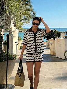 Conjunto de 2 piezas FORYEE 2026 de mujer, con cárdigan de punto de cuello polo de manga corta a rayas y shorts, elegante traje de punto a rayas, adecuado para vacaciones de verano y playa - Marrón - Ver 2