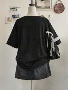 Camiseta de mujer de cuello redondo, hombros caídos, de largo medio, con estampado digital a rayas, de estilo minimalista y moderno, como regalo para amigos - Negro - Ver 2