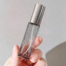 Bộ gồm 1 chai xịt thủy tinh vuông 3ml và 5ml, thích hợp đựng nước hoa, lý tưởng cho du lịch và làm mẫu thử mỹ phẩm, có thể tái sử dụng. - Xem 7