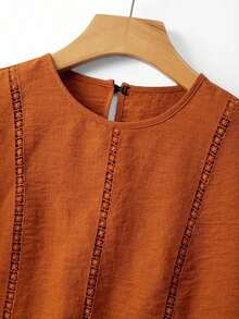 2026 Nueva camisa de verano para mujer, camisa casual de color naranja con parches, ribete de encaje teñido, mangas abullonadas, corte holgado, cuello redondo, manga corta, camisa de mujer con parches de encaje teñido, camisa naranja de mujer, camisa de mujer con ribete de encaje y parches, atuendo de primavera - Naranja Quemada - Ver 3