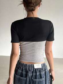 Camiseta de mujer de manga corta con bloqueo de color de empalme envuelto, Crop Tops de mujer a cuadros - Blanco y Negro - Ver 5