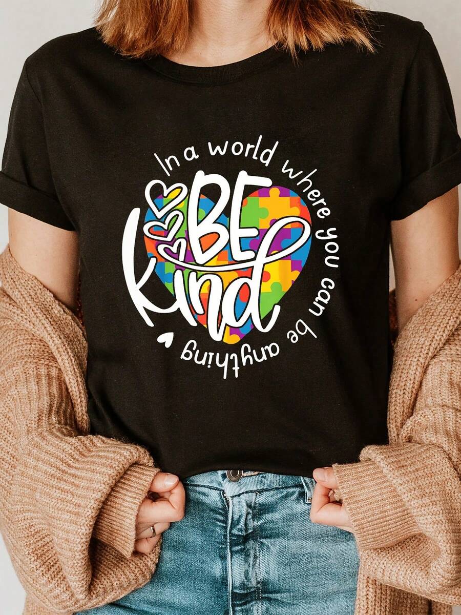 Elegante camiseta de uso diario con estampado "Be Kind", de cuello redondo y manga corta, top casual para verano y primavera, camiseta de moda chic para mujer. - Negro - Ver 1